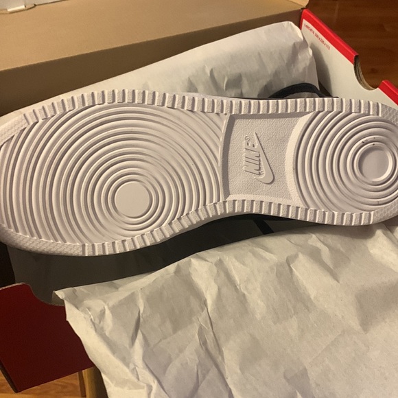 Nike - Picture 3 of 8